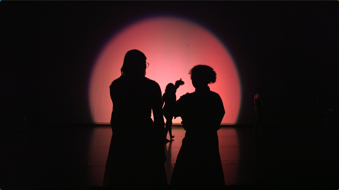 deux étudiantes de l'ESADHaR filment des danseuses
